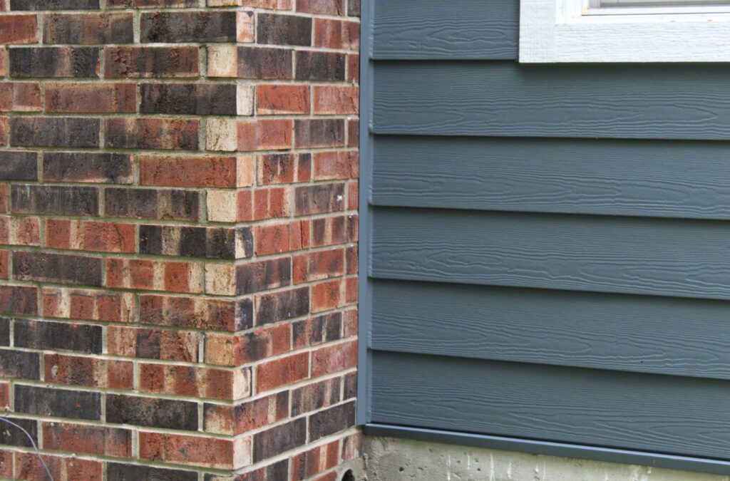 A Smart Exteriors specialist performing vinyl siding work in Peculiar, MO, demonstrating our reliability and expert service. Vinyl Siding Contractor near me.